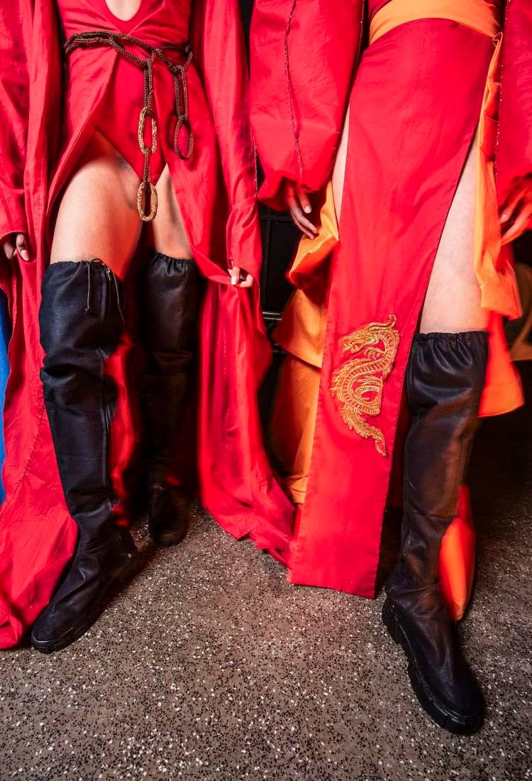 Modelos nos bastidores usando looks da Uniateneu no DFB Festival 2024