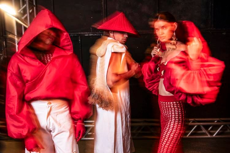 Modelos nos bastidores usando looks da Uniateneu no DFB Festival 2024