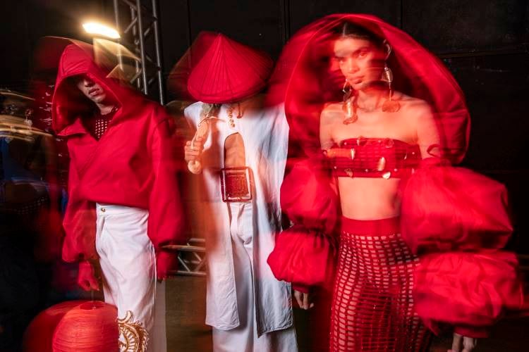 Modelos nos bastidores usando looks da Uniateneu no DFB Festival 2024