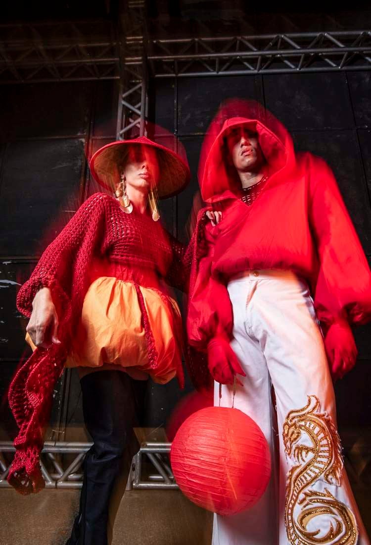 Modelos nos bastidores usando looks da Uniateneu no DFB Festival 2024