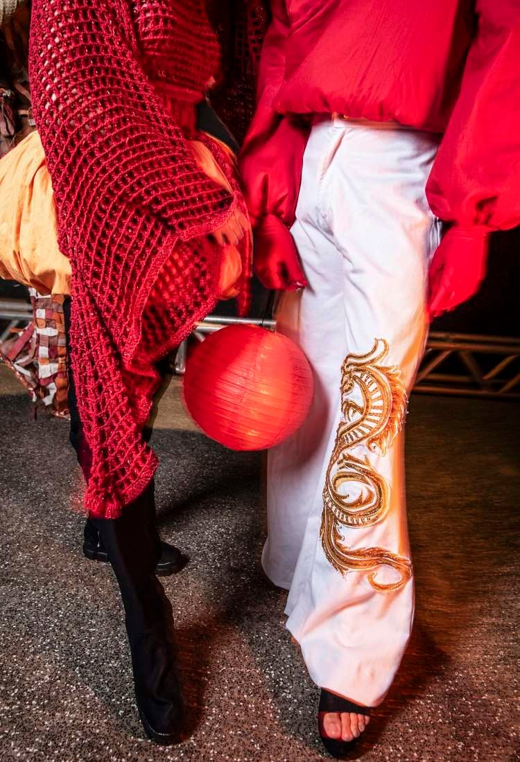 Modelos nos bastidores usando looks da Uniateneu no DFB Festival 2024