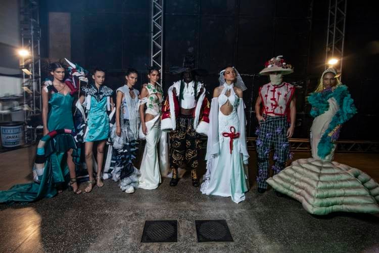 Modelos nos bastidores usando looks da Centro Universitário de João Pessoa (Unipê) no DFB Festival 2024