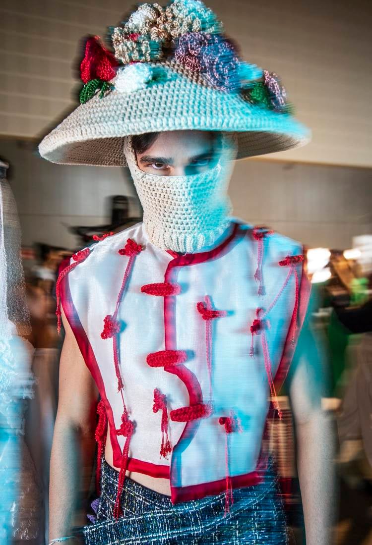 Modelos nos bastidores usando looks da Centro Universitário de João Pessoa (Unipê) no DFB Festival 2024