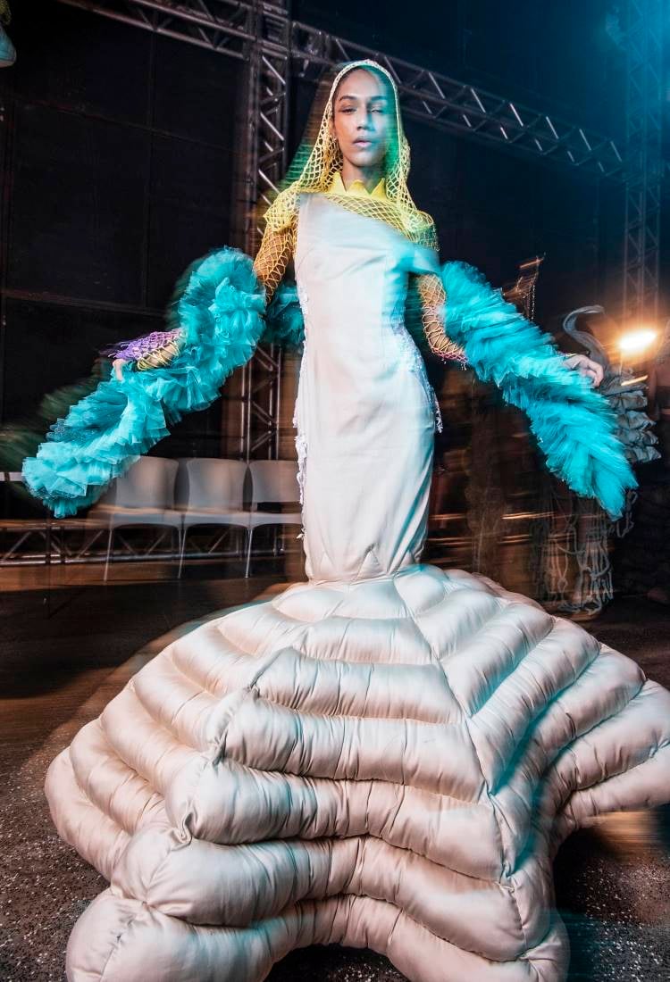 Modelos nos bastidores usando looks da Centro Universitário de João Pessoa (Unipê) no DFB Festival 2024