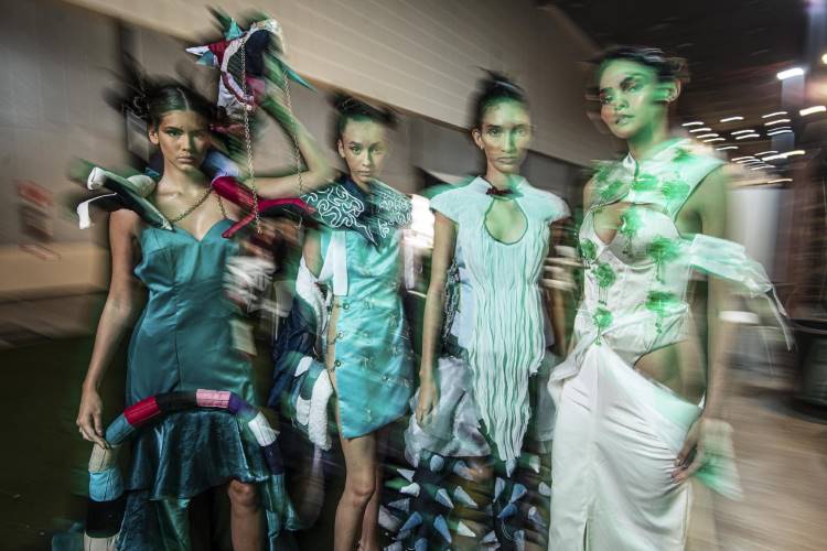 Modelos nos bastidores usando looks da Centro Universitário de João Pessoa (Unipê) no DFB Festival 2024