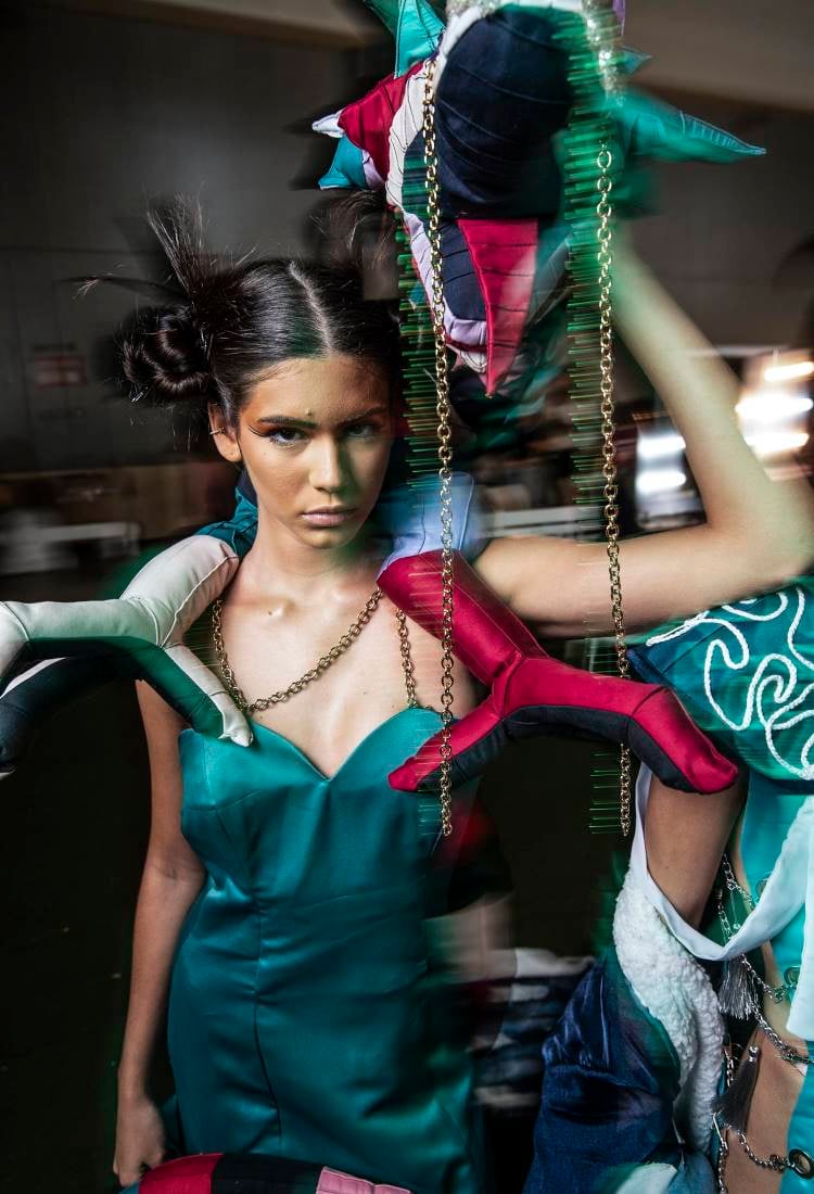 Modelos nos bastidores usando looks da Centro Universitário de João Pessoa (Unipê) no DFB Festival 2024