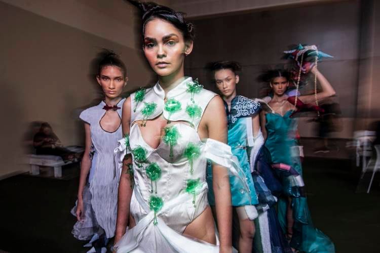 Modelos nos bastidores usando looks da Centro Universitário de João Pessoa (Unipê) no DFB Festival 2024