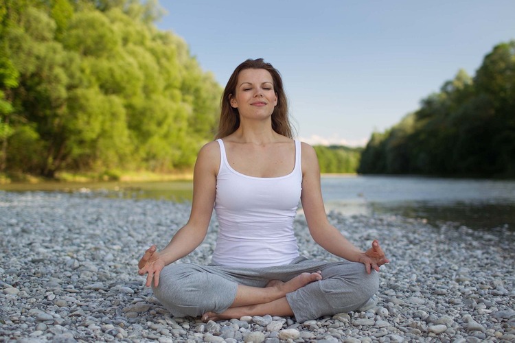 Mulher meditando na natureza