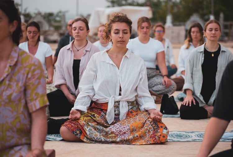 Mulher meditando