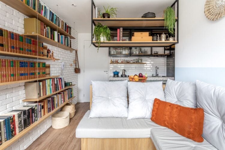 Apartamento de 25m² ganha móveis multifuncionais e decoração colorida. Veja fotos!