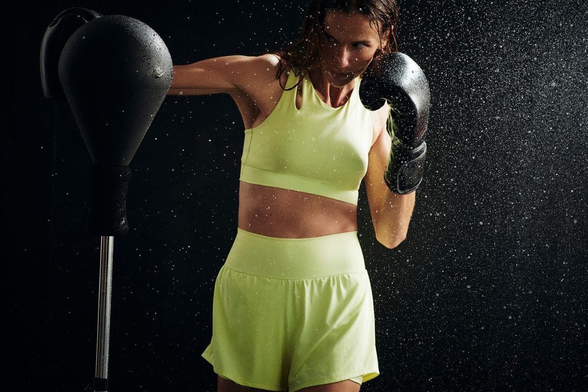 Mulher lutando boxe com top e short da coleção Mind & Body da Body For Sure