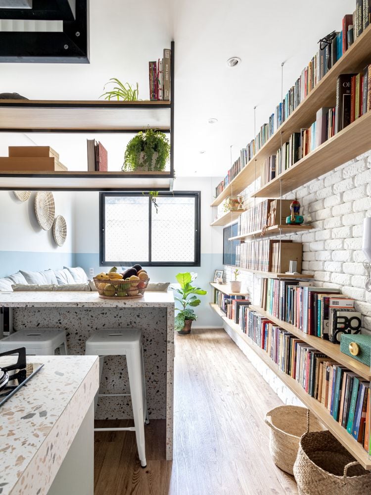 Cozinha integrada com sala de apartamento pequeno em tons neutros