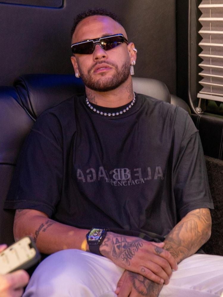 Foto de Neymar usando óculos escuros e camiseta preta