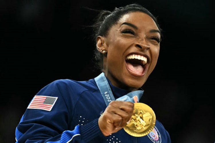 Simone Biles recebe medalha de ouro nos Jogos Olímpicos de Paris 2024