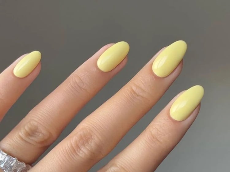 Unhas amarelo manteiga