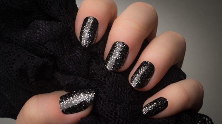 Unhas pretas com glitter: veja inspirações que estão bombando no TikTok