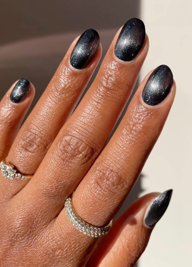 Unhas pretas com glitter intergalácticas