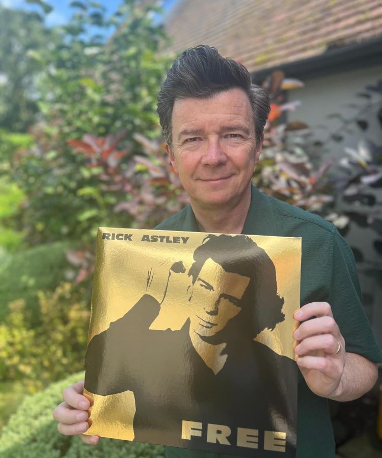 Rick Astley, um dos famosos dos anos 80, segura uma cópia dourada de seu álbum "Free". Ele está ao ar livre, com uma expressão amigável, usando uma camisa verde. A imagem destaca sua continuidade na música e seu vínculo com os fãs, mostrando seu orgulho por seu trabalho. Rick Astley, um dos famosos dos anos 80, segura uma cópia dourada de seu álbum "Free". Ele está ao ar livre, com uma expressão amigável, usando uma camisa verde. A imagem destaca sua continuidade na música e seu vínculo com os fãs, mostrando seu orgulho por seu trabalho.