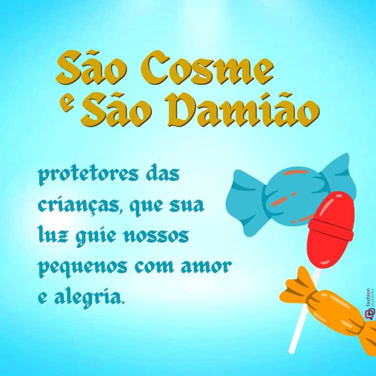 A imagem apresenta um fundo azul claro com um texto em destaque que diz: "São Cosme e São Damião, protetores das crianças, que sua luz guie nossos pequenos com amor e alegria." Ao lado do texto, há ilustrações de doces: uma bala azul, um pirulito vermelho e uma bala laranja, simbolizando a tradição de distribuir doces em celebração aos santos.