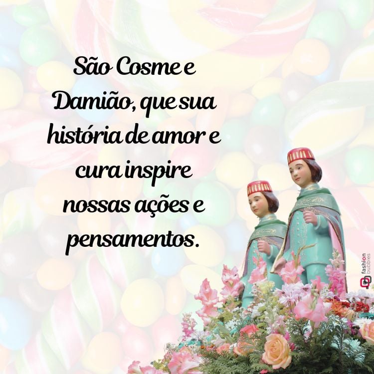 A imagem mostra estátuas de São Cosme e Damião, ambos vestidos com túnicas verdes e capas vermelhas. Eles estão sobre uma base decorada com flores coloridas. Ao fundo, há uma imagem desfocada de doces, como balas e pirulitos. No lado esquerdo, há um texto que diz: "São Cosme e Damião, que sua história de amor e cura inspire nossas ações e pensamentos."