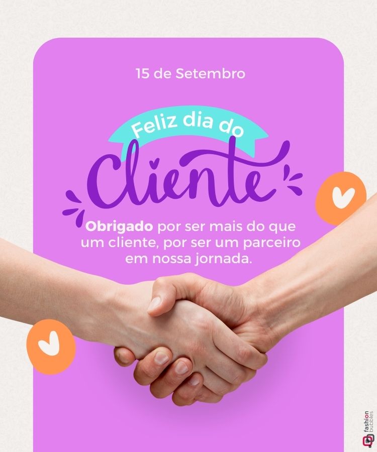 Fundo lilás com texto colorido. Duas mãos se cumprimentando no centro. A mensagem diz: "Feliz dia do Cliente. Obrigado por ser mais do que um cliente, por ser um parceiro em nossa jornada." Corações laranja decoram as bordas. Data: 15 de setembro. Atmosfera acolhedora.