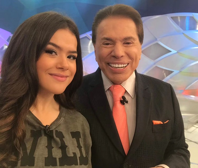 Maisa e Silvio Santos no palco de um programa no SBT