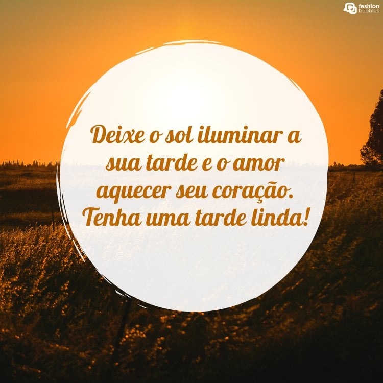 Cartão virtual com foto de pôr do sol e círculo branco com frase "Deixe o sol iluminar a sua tarde e o amor aquecer seu coração. Tenha uma tarde linda!"