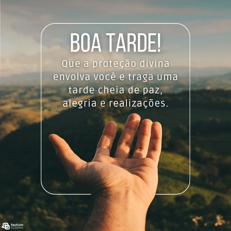 Foto de entardecer na montanha, mão de pele clara aberta e frase "Boa tarde! Que a proteção divina envolva você e traga uma tarde cheia de paz, alegria e realizações."