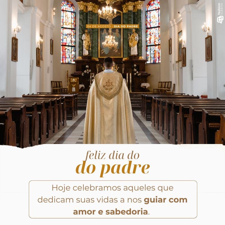 Um padre, de costas, caminha pelo corredor central de uma igreja vazia, usando uma capa dourada. No altar, há velas e imagens religiosas. A mensagem "Feliz Dia do Padre. Hoje celebramos aqueles que dedicam suas vidas a nos guiar com amor e sabedoria" está escrita abaixo.