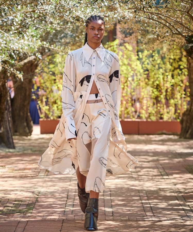 Modelo usando look do desfile de Neriage, coleção Andrômeda, no Rosewood São Paulo