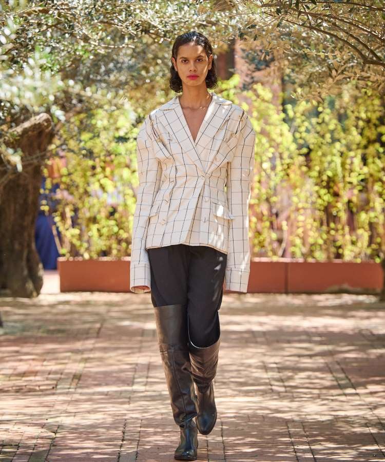 Modelo usando look do desfile de Neriage, coleção Andrômeda, no Rosewood São Paulo