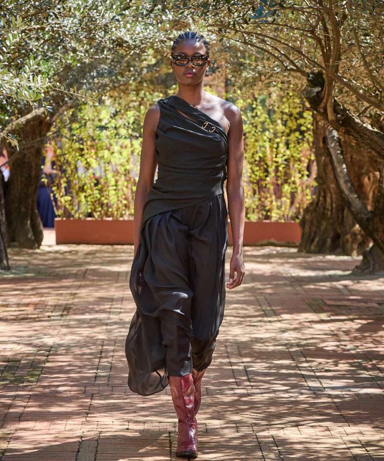 Modelo usando look do desfile de Neriage, coleção Andrômeda, no Rosewood São Paulo