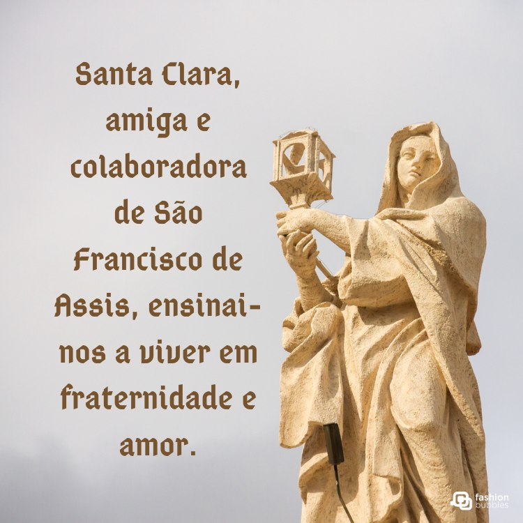 A imagem mostra uma estátua de figura religiosa de 11 agosto segurando um ostensório. O fundo é cinza claro. O texto diz: "figura religiosa de 11 agosto, amiga e colaboradora de São Francisco de Assis, ensinai-nos a viver em fraternidade e amor."