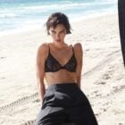 Foto de Kendall Jenner usando sutiã de renda e calça de alfaiataria em campanha da Calvin Klein