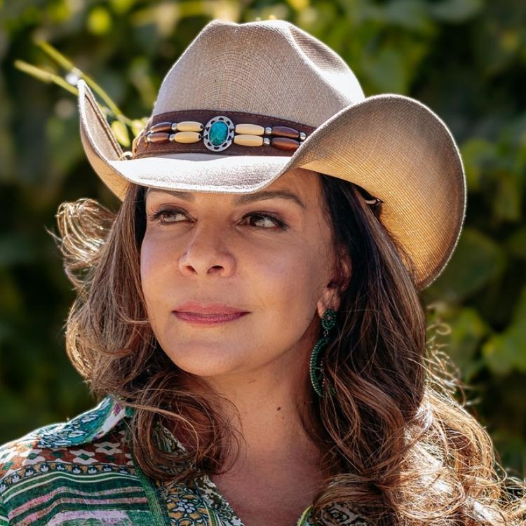 Foto da cantora Sula Miranda usando chapéu de cowboy