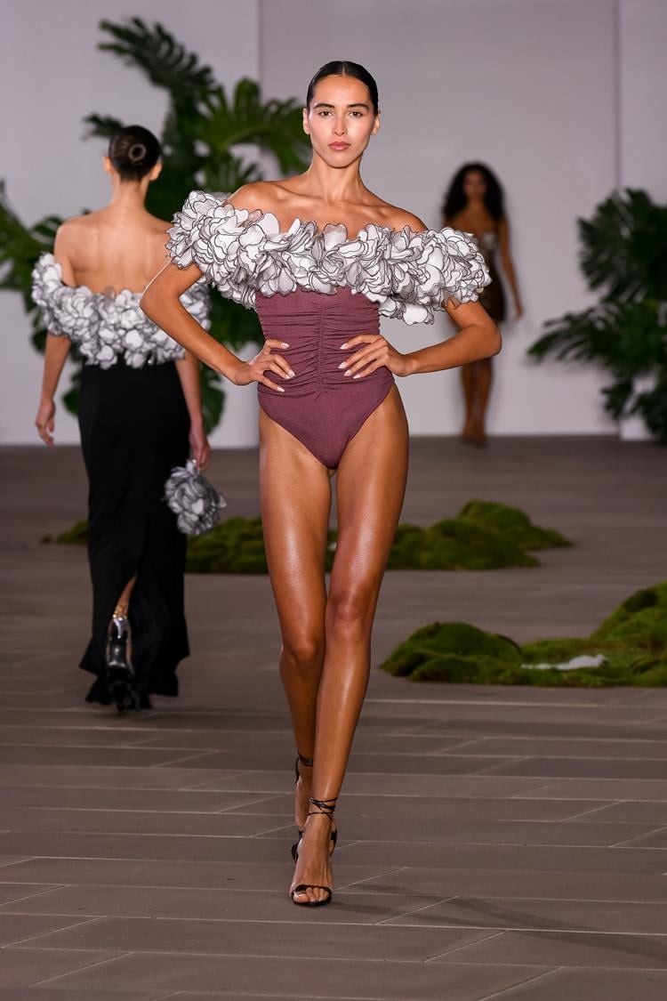 Modelo usando body marrom de PatBO nas passarelas da NYFW