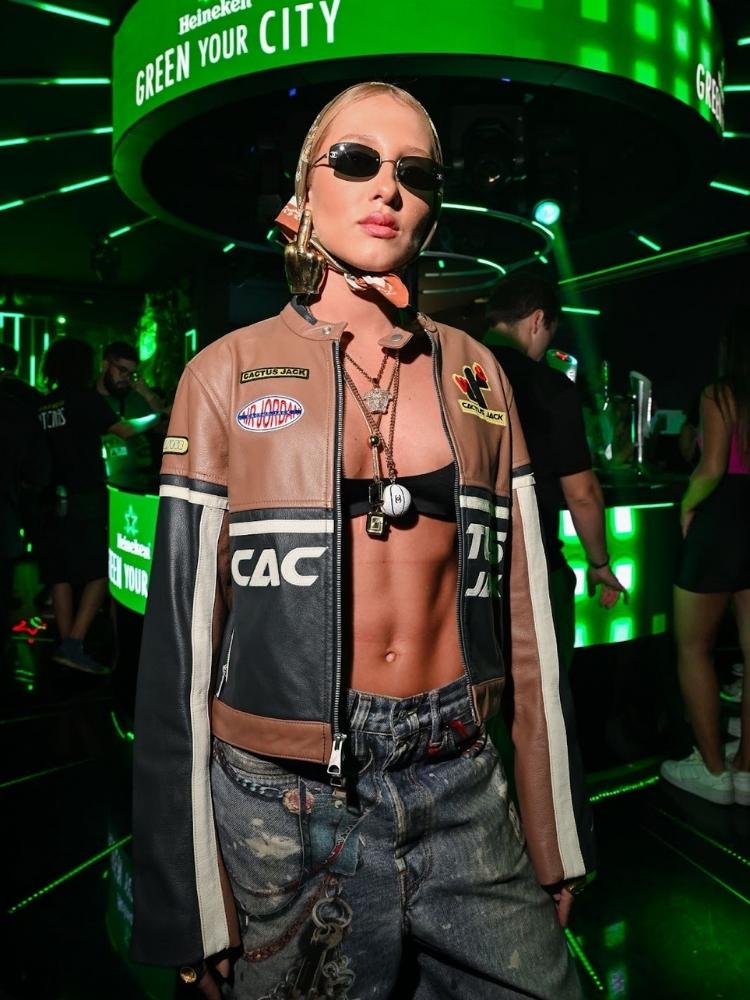 Look para o Rock in Rio da Malu Borges: lenço com jaqueta biker