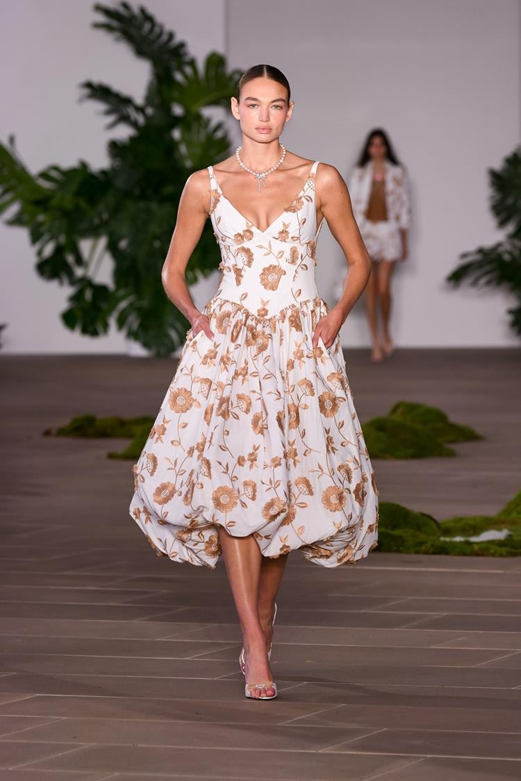 Vestido branco estampado de PatBO apresentado nas passarelas da NYFW