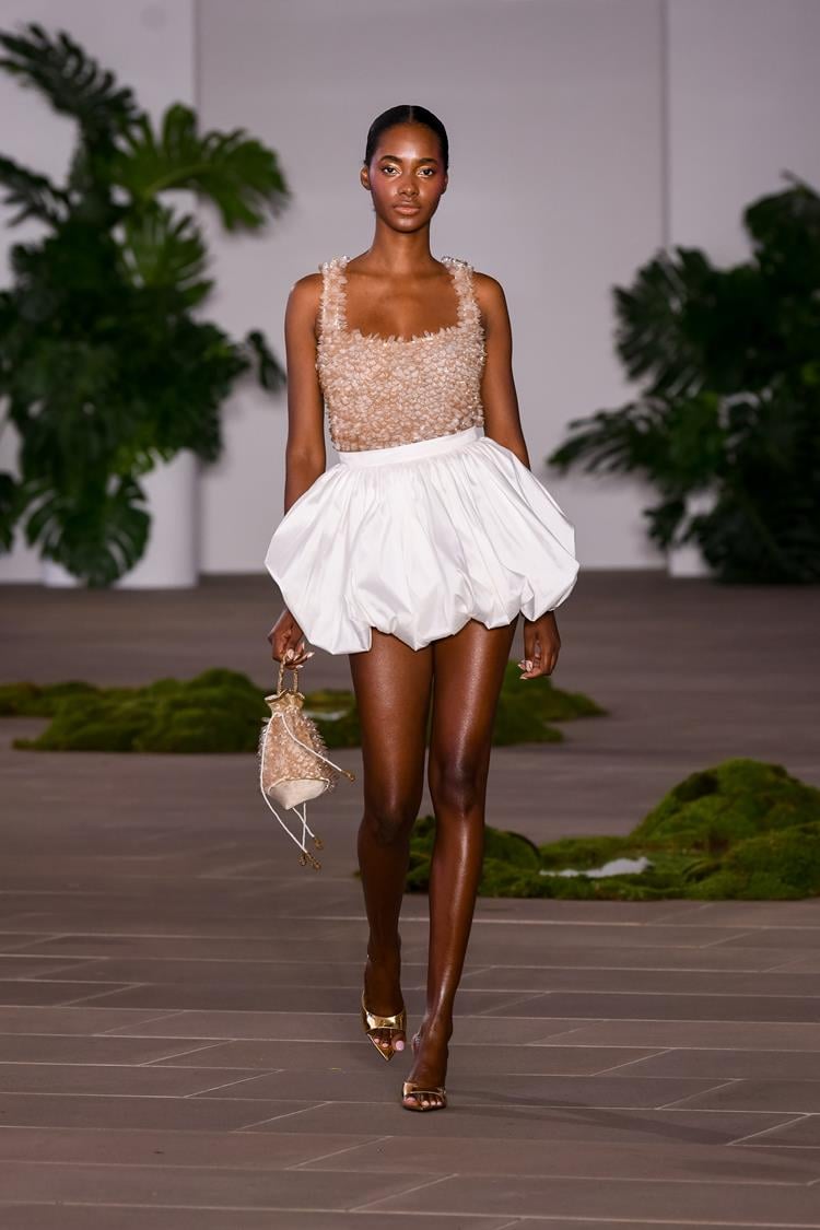 Modelo usando regata marrom e saia balonê branca da coleção de PatBO na NYFW