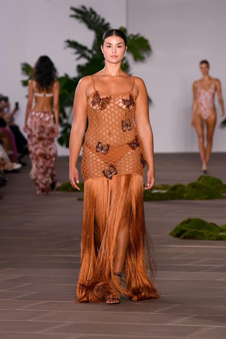 Modelo usando vestido transparente com aplicação de borboletas da PatBO durante a NYFW