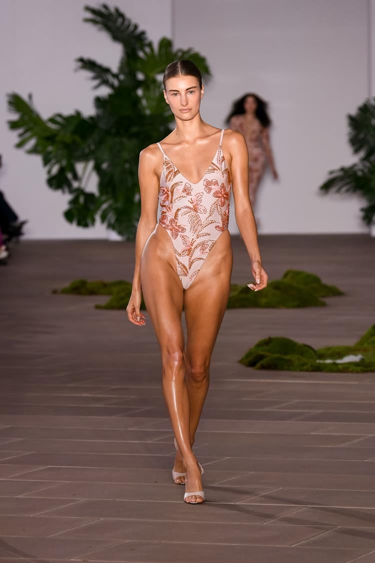 Maiô da coleção de PatBO apresentada na NYFW