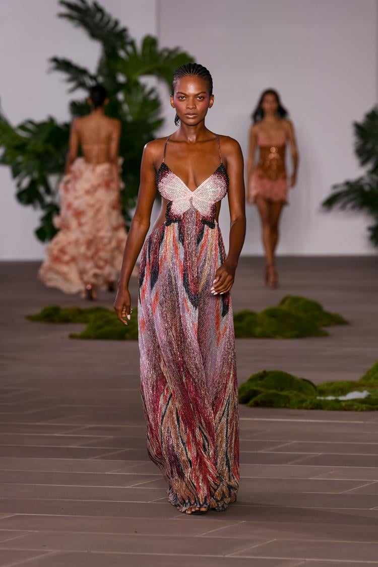 Modelo usando vestido longo no desfile de PatBO na NYFW