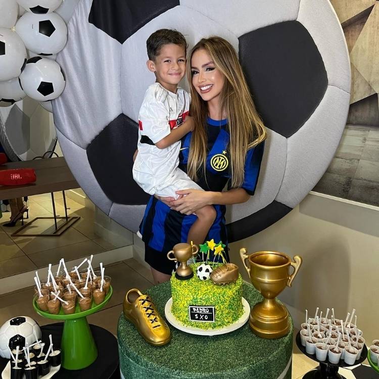 Foto de Babi Muniz no aniversário de 5 anos de seu filho Pedro, com tema futebol