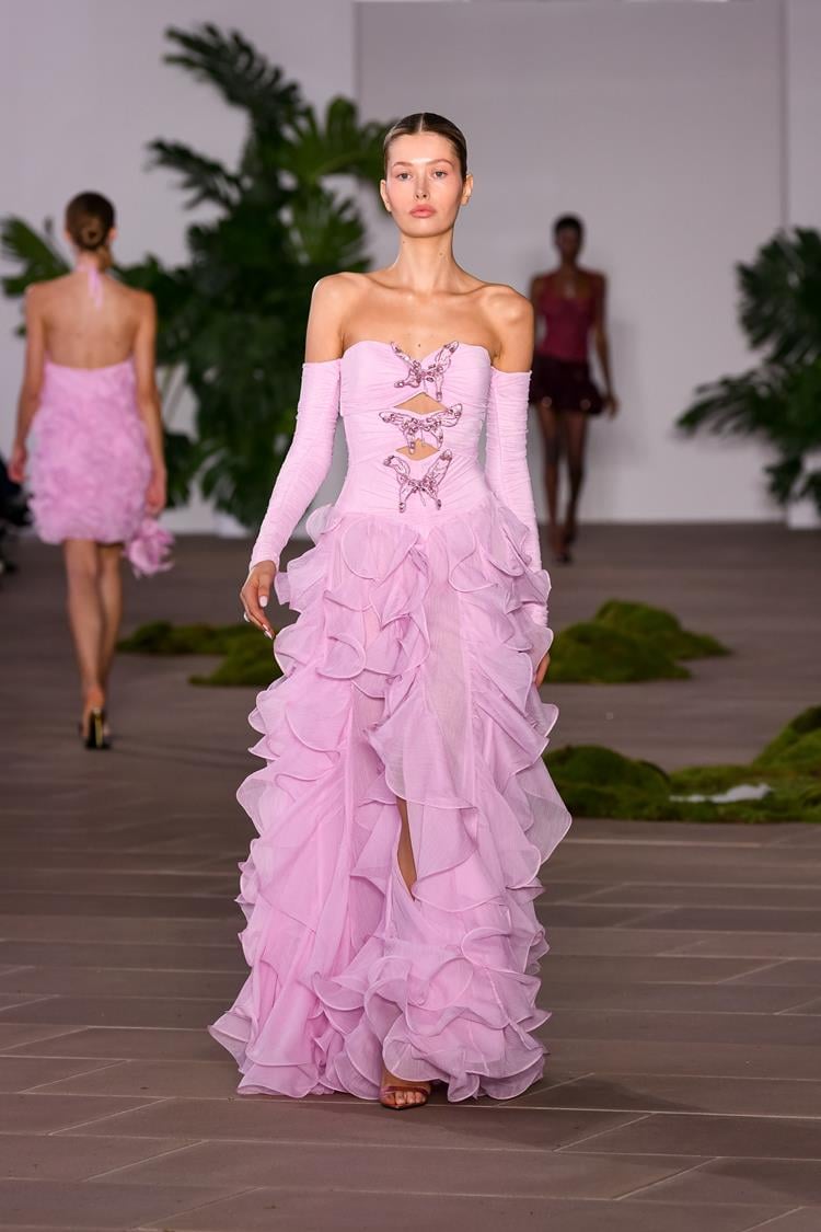 Modelo usando vestido longo rosa claro da coleção de PatBO apresentada na NYFW