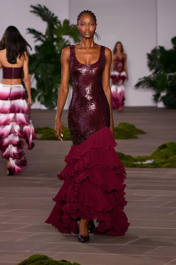 Modelo usando vestido longo bordô da coleção de PatBO apresentada na NYFW