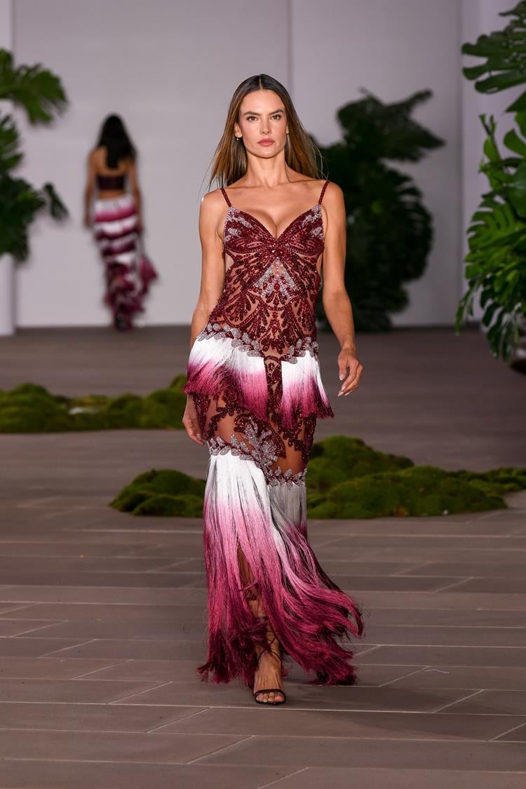 Modelo usando vestido longo com franjas da coleção de PatBO apresentada na NYFW