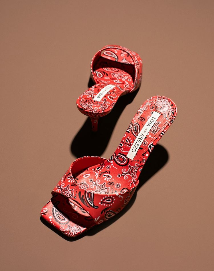 Tamanco vermelho com estampa Paisley da collab Lívia Nunes e Arezzo