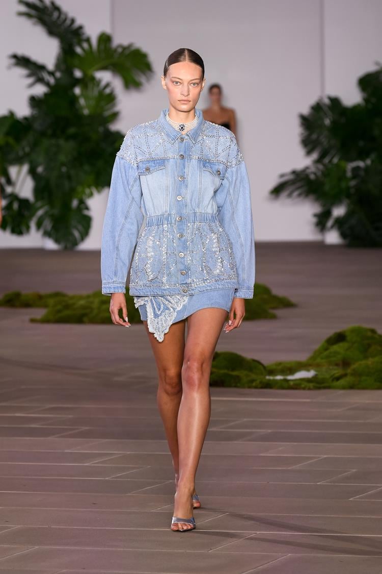 Modelo usando look all jeans no desfile de PatBO na NYFW