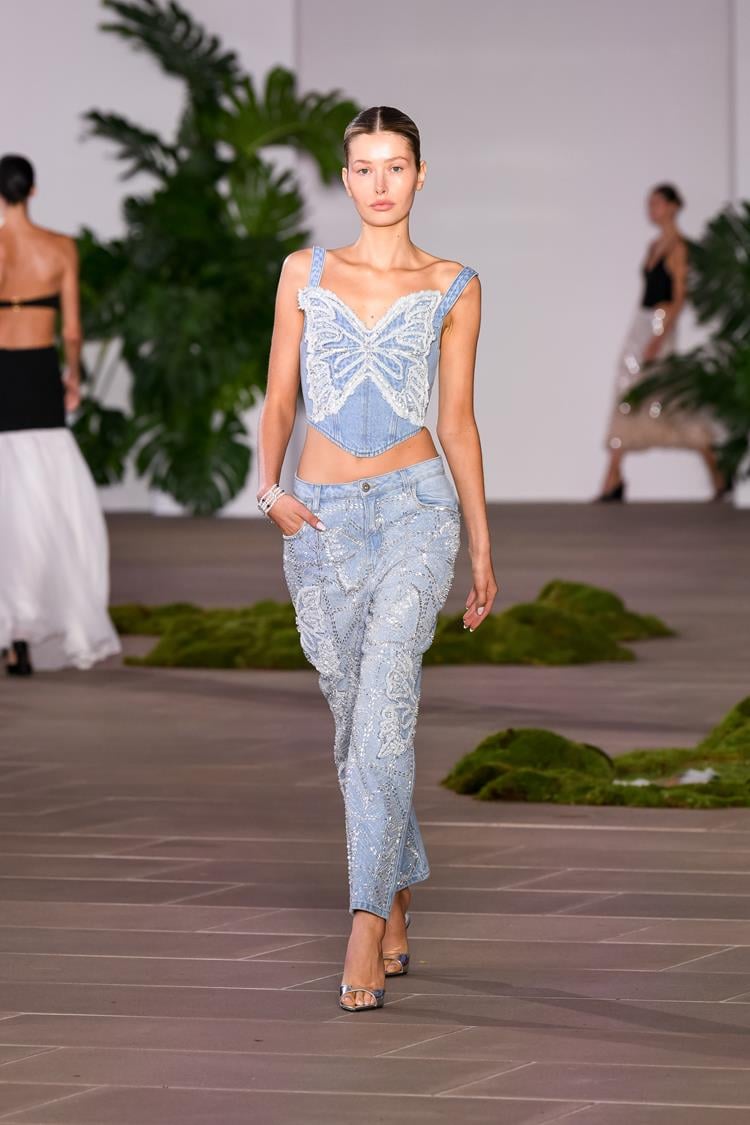 Modelo usando peças da coleção PatBO apresentadana NYFW