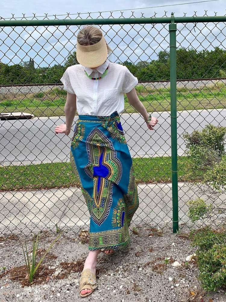 Look com acessórios de palha verão 2025